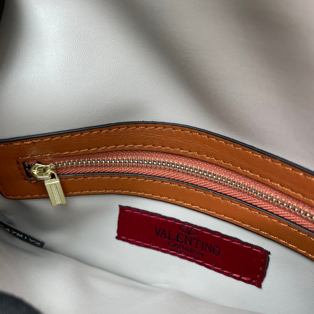 C7747 Small size Vacation. Valentino💥 Classic model from the official store; always sells well❤❤❤ Valentino Rocksud is extremely popular🔥 Small size “handbag”. Imported South African cowhide leather, paired with 24k vacuum electroplated hardware✨✨✨ High-e — image 8