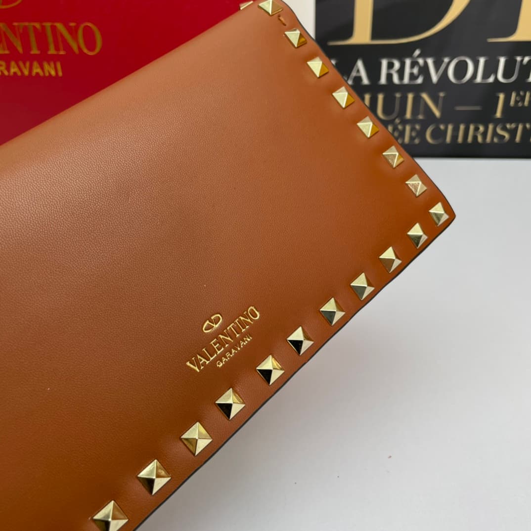 C7747 Small size Vacation. Valentino💥 Classic model from the official store; always sells well❤❤❤ Valentino Rocksud is extremely popular🔥 Small size “handbag”. Imported South African cowhide leather, paired with 24k vacuum electroplated hardware✨✨✨ High-e — image 5