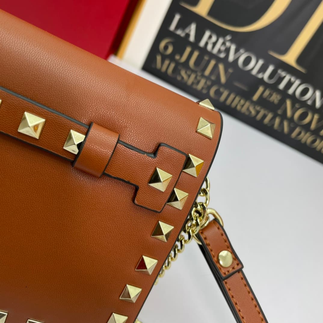 C7747 Small size Vacation. Valentino💥 Classic model from the official store; always sells well❤❤❤ Valentino Rocksud is extremely popular🔥 Small size “handbag”. Imported South African cowhide leather, paired with 24k vacuum electroplated hardware✨✨✨ High-e — image 6