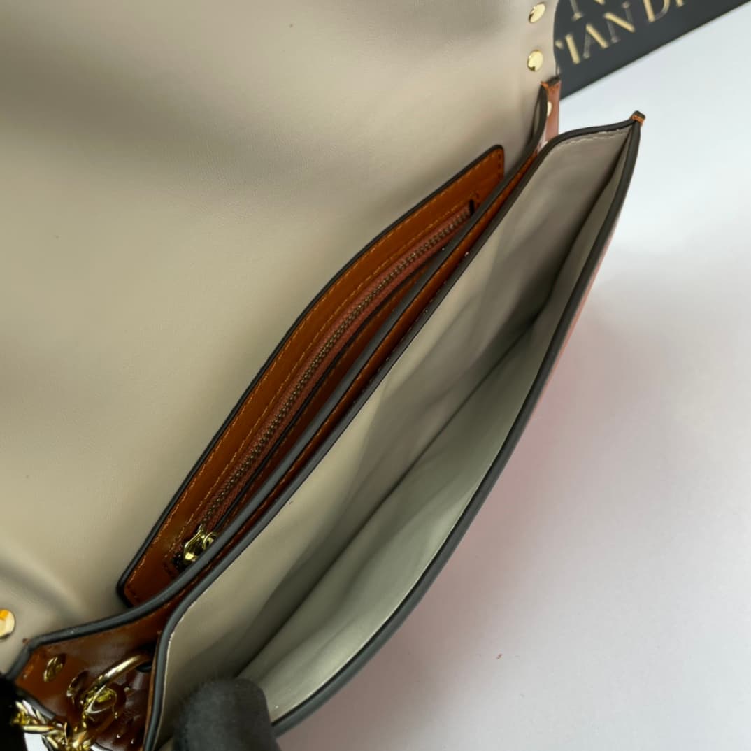 C7747 Small size Vacation. Valentino💥 Classic model from the official store; always sells well❤❤❤ Valentino Rocksud is extremely popular🔥 Small size “handbag”. Imported South African cowhide leather, paired with 24k vacuum electroplated hardware✨✨✨ High-e — image 7