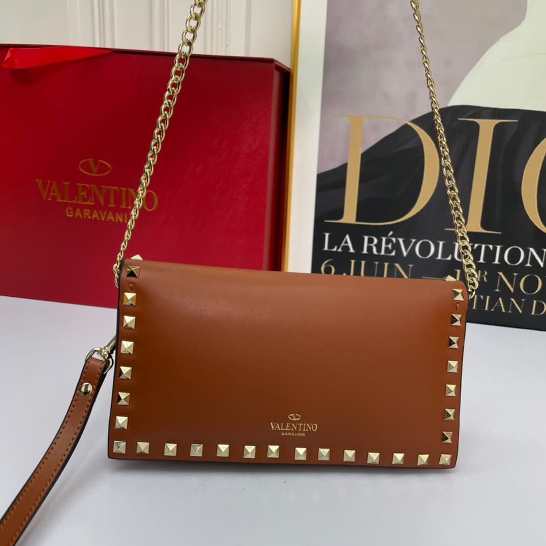 C7747 Small size Vacation. Valentino💥 Classic model from the official store; always sells well❤❤❤ Valentino Rocksud is extremely popular🔥 Small size “handbag”. Imported South African cowhide leather, paired with 24k vacuum electroplated hardware✨✨✨ High-e — image 2