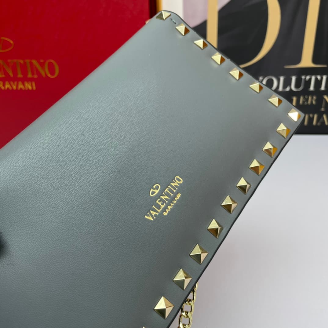 C7742 Small size Vacation. Valentino💥 Classic model from the official store; always sells well❤❤❤ Valentino Rocksud is extremely popular🔥 Small size “handbag” made of imported South African cowhide, paired with 24k vacuum-plated hardware✨✨✨ High-end produ — image 5