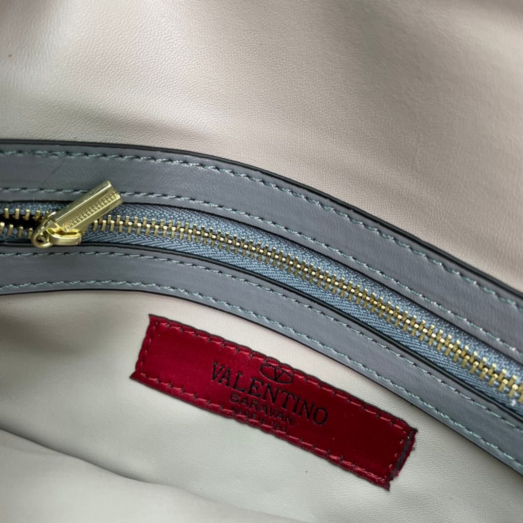 C7742 Small size Vacation. Valentino💥 Classic model from the official store; always sells well❤❤❤ Valentino Rocksud is extremely popular🔥 Small size “handbag” made of imported South African cowhide, paired with 24k vacuum-plated hardware✨✨✨ High-end produ — image 8