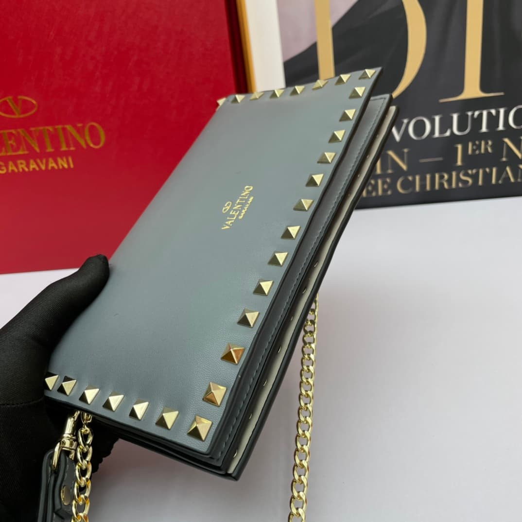 C7742 Small size Vacation. Valentino💥 Classic model from the official store; always sells well❤❤❤ Valentino Rocksud is extremely popular🔥 Small size “handbag” made of imported South African cowhide, paired with 24k vacuum-plated hardware✨✨✨ High-end produ — image 4