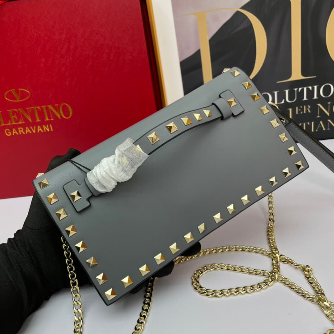 C7742 Small size Vacation. Valentino💥 Classic model from the official store; always sells well❤❤❤ Valentino Rocksud is extremely popular🔥 Small size “handbag” made of imported South African cowhide, paired with 24k vacuum-plated hardware✨✨✨ High-end produ — image 3