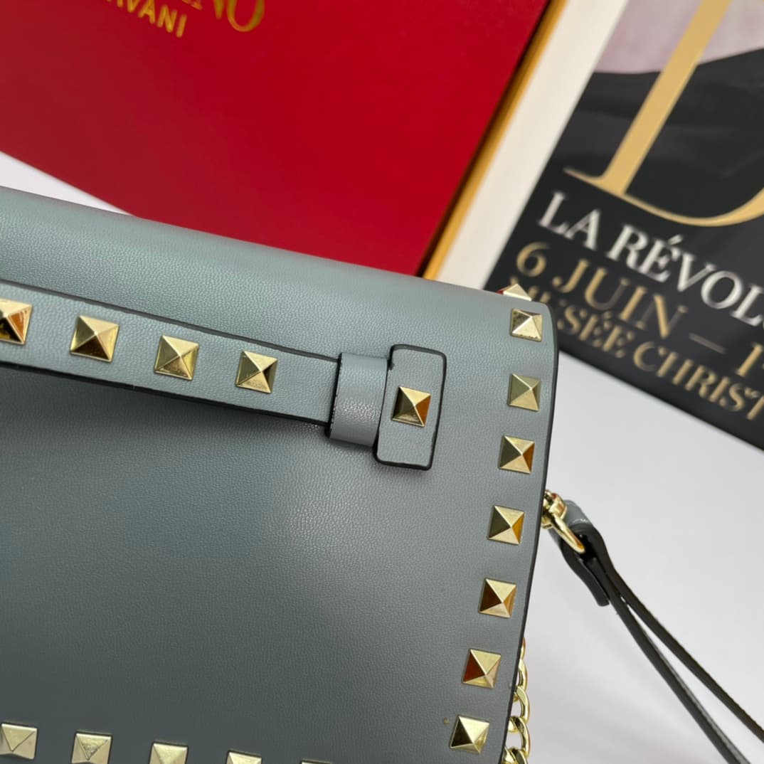 C7742 Small size Vacation. Valentino💥 Classic model from the official store; always sells well❤❤❤ Valentino Rocksud is extremely popular🔥 Small size “handbag” made of imported South African cowhide, paired with 24k vacuum-plated hardware✨✨✨ High-end produ — image 6
