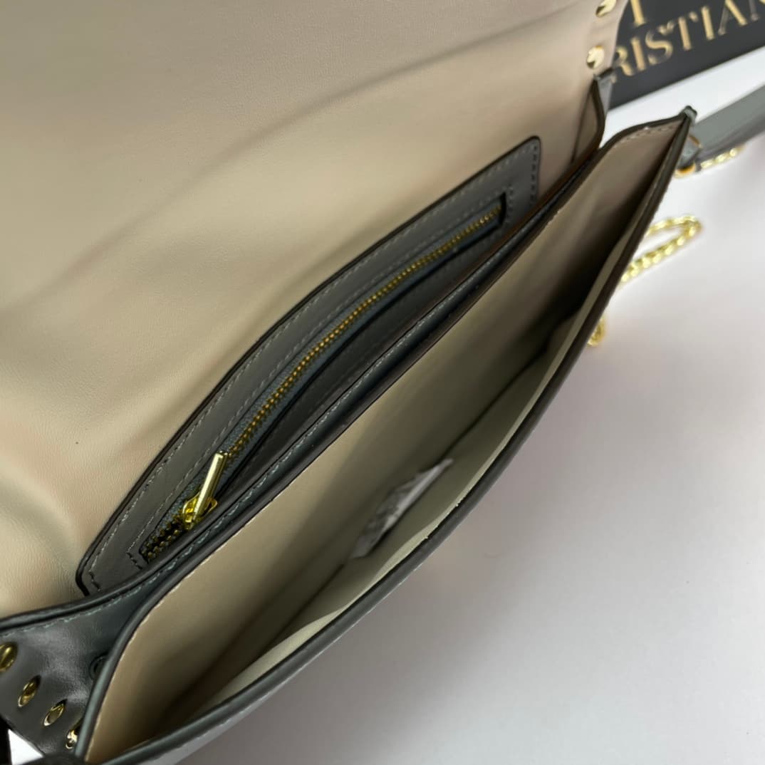 C7742 Small size Vacation. Valentino💥 Classic model from the official store; always sells well❤❤❤ Valentino Rocksud is extremely popular🔥 Small size “handbag” made of imported South African cowhide, paired with 24k vacuum-plated hardware✨✨✨ High-end produ — image 7