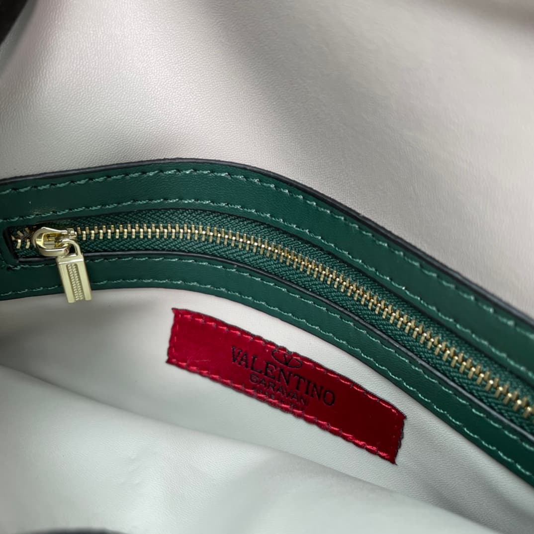 C7745 Small size Vacation. Valentino💥 Classic model from the official store; always sells well❤❤❤ Valentino Rocksud is extremely popular🔥 Small size “handbag”. Imported South African cowhide leather, paired with 24k vacuum electroplating hardware✨✨✨ High- — image 8
