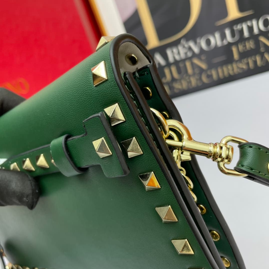 C7745 Small size Vacation. Valentino💥 Classic model from the official store; always sells well❤❤❤ Valentino Rocksud is extremely popular🔥 Small size “handbag”. Imported South African cowhide leather, paired with 24k vacuum electroplating hardware✨✨✨ High- — image 6