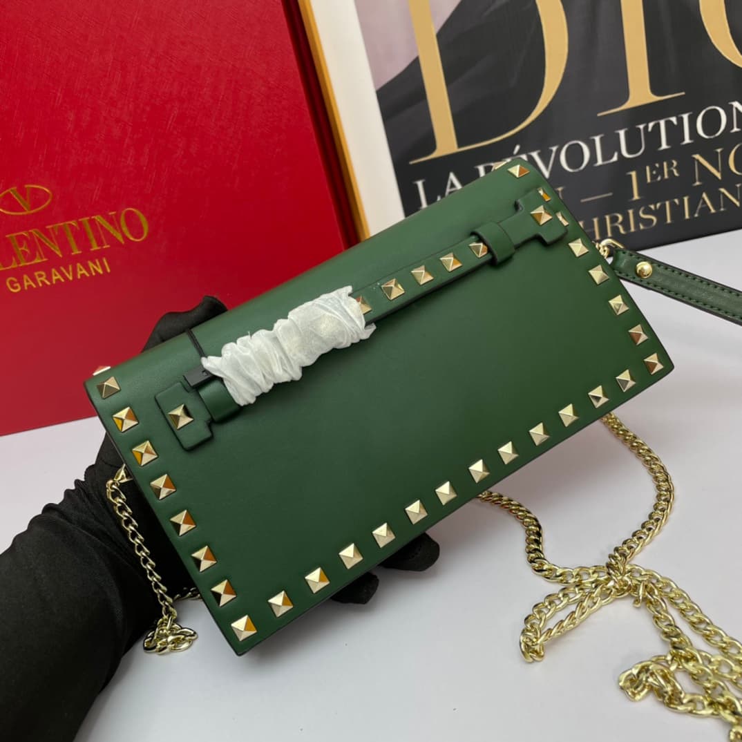 C7745 Small size Vacation. Valentino💥 Classic model from the official store; always sells well❤❤❤ Valentino Rocksud is extremely popular🔥 Small size “handbag”. Imported South African cowhide leather, paired with 24k vacuum electroplating hardware✨✨✨ High- — image 3