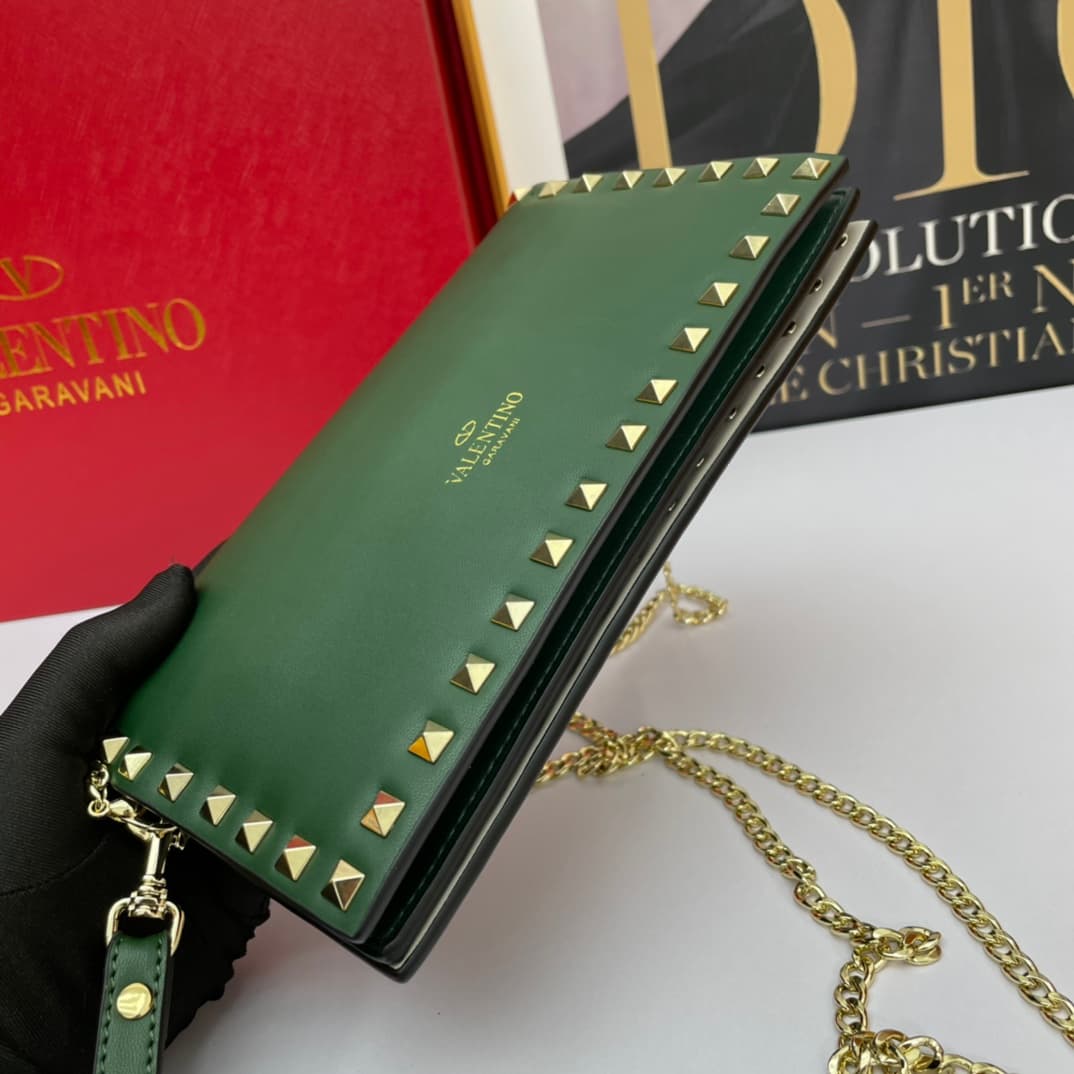 C7745 Small size Vacation. Valentino💥 Classic model from the official store; always sells well❤❤❤ Valentino Rocksud is extremely popular🔥 Small size “handbag”. Imported South African cowhide leather, paired with 24k vacuum electroplating hardware✨✨✨ High- — image 4