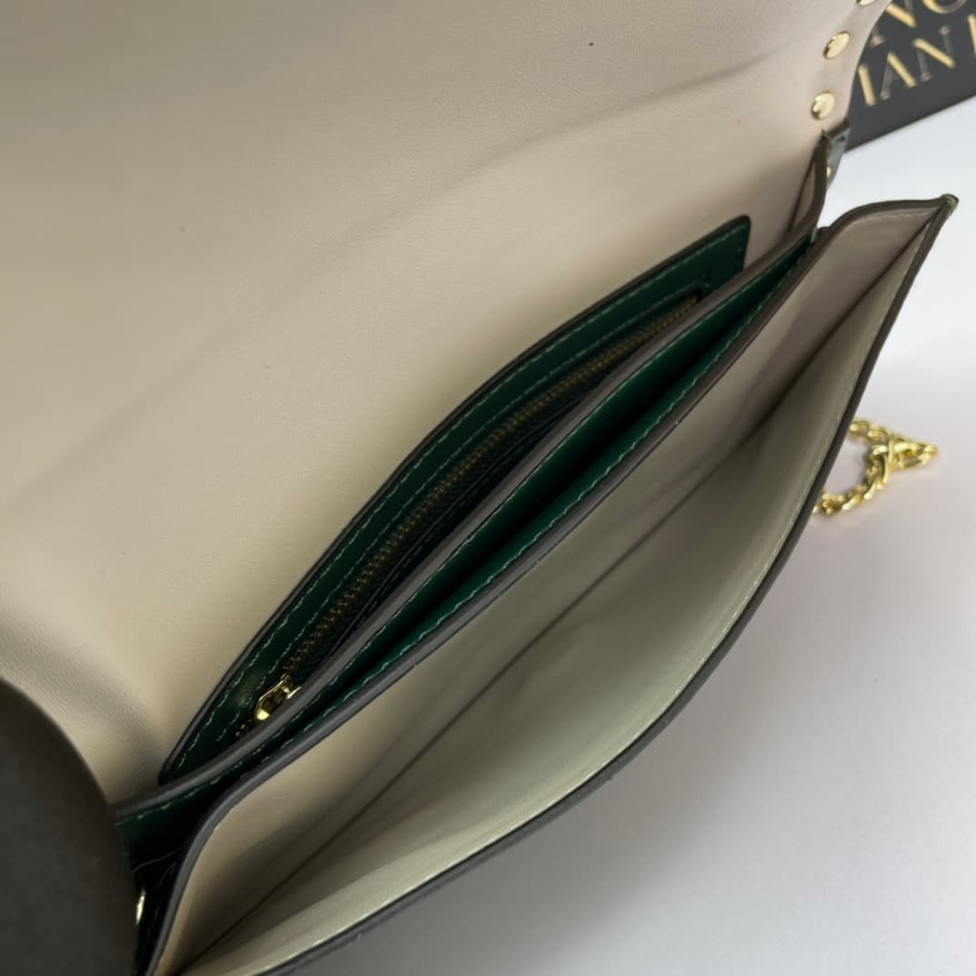 C7745 Small size Vacation. Valentino💥 Classic model from the official store; always sells well❤❤❤ Valentino Rocksud is extremely popular🔥 Small size “handbag”. Imported South African cowhide leather, paired with 24k vacuum electroplating hardware✨✨✨ High- — image 7