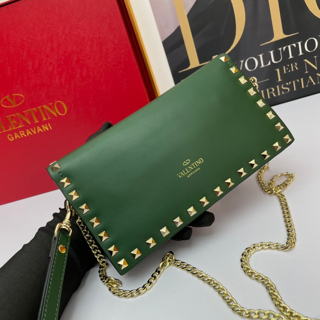 C7740 Small size Vacation. Valentino💥 Classic model from the official store; always sells well❤❤❤ Valentino Rocksud is extremely popular🔥 Small size “handbag”. Imported South African cowhide leather, paired with 24k vacuum electroplating hardware✨✨✨ High- — image 4