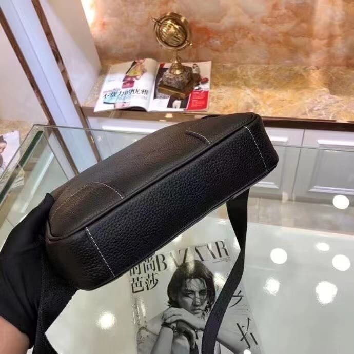 C4943 Hermes – The latest men’s briefcase by Hermes, carried across the shoulder😄 Made of genuine calfskin leather; soft texture and excellent feel. High-quality hardware zippers, fine craftsmanship. Designed specifically for Hermes. Stylish and practical — image 5
