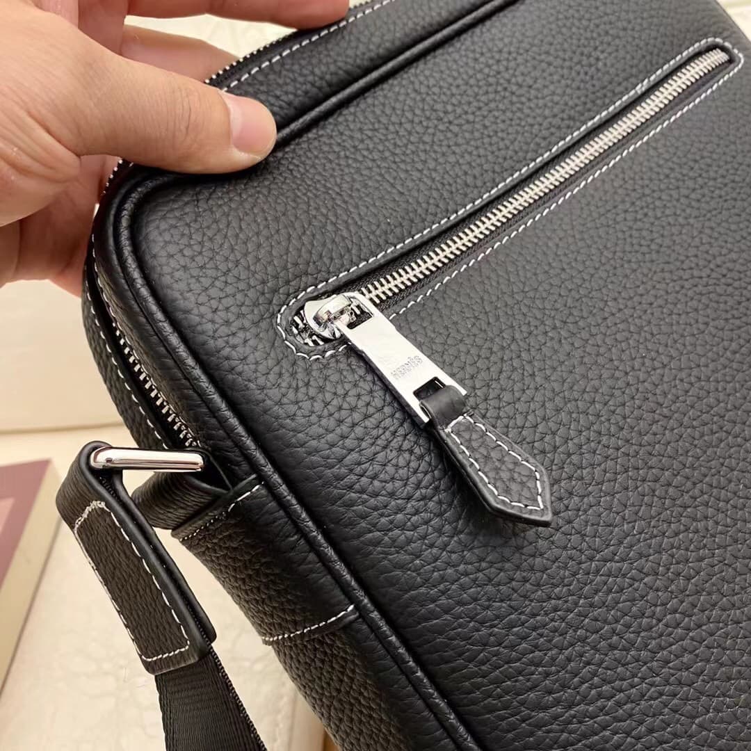 C4942 Hermes – The latest men’s briefcase from Hermes, designed for crossbody use 😄 Made of genuine calfskin leather; the leather is soft and has an excellent feel. It features high-quality hardware zippers and meticulous craftsmanship. It’s a premium pro — image 8