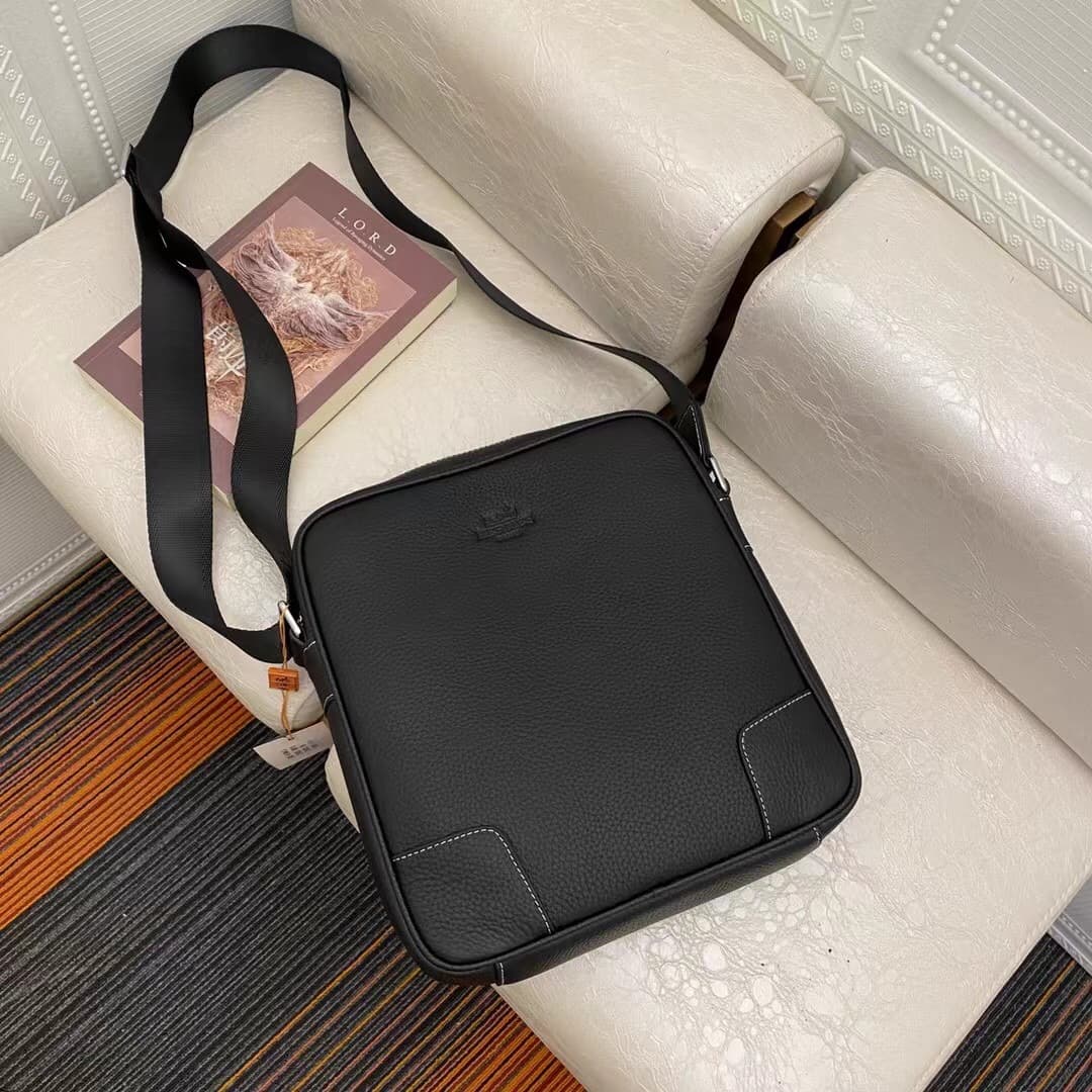 C4942 Hermes – The latest men’s briefcase from Hermes, designed for crossbody use 😄 Made of genuine calfskin leather; the leather is soft and has an excellent feel. It features high-quality hardware zippers and meticulous craftsmanship. It’s a premium pro — image 4