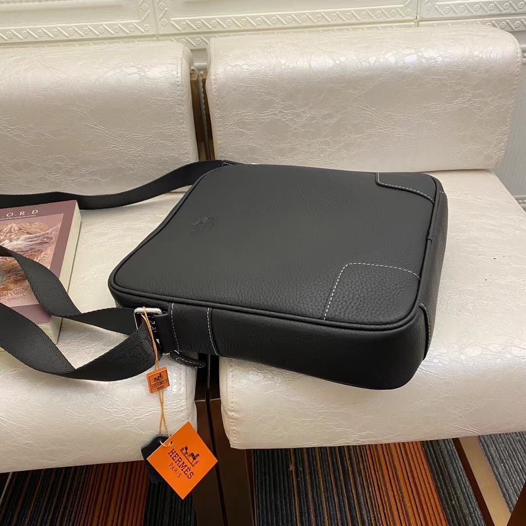 C4942 Hermes – The latest men’s briefcase from Hermes, designed for crossbody use 😄 Made of genuine calfskin leather; the leather is soft and has an excellent feel. It features high-quality hardware zippers and meticulous craftsmanship. It’s a premium pro — image 5