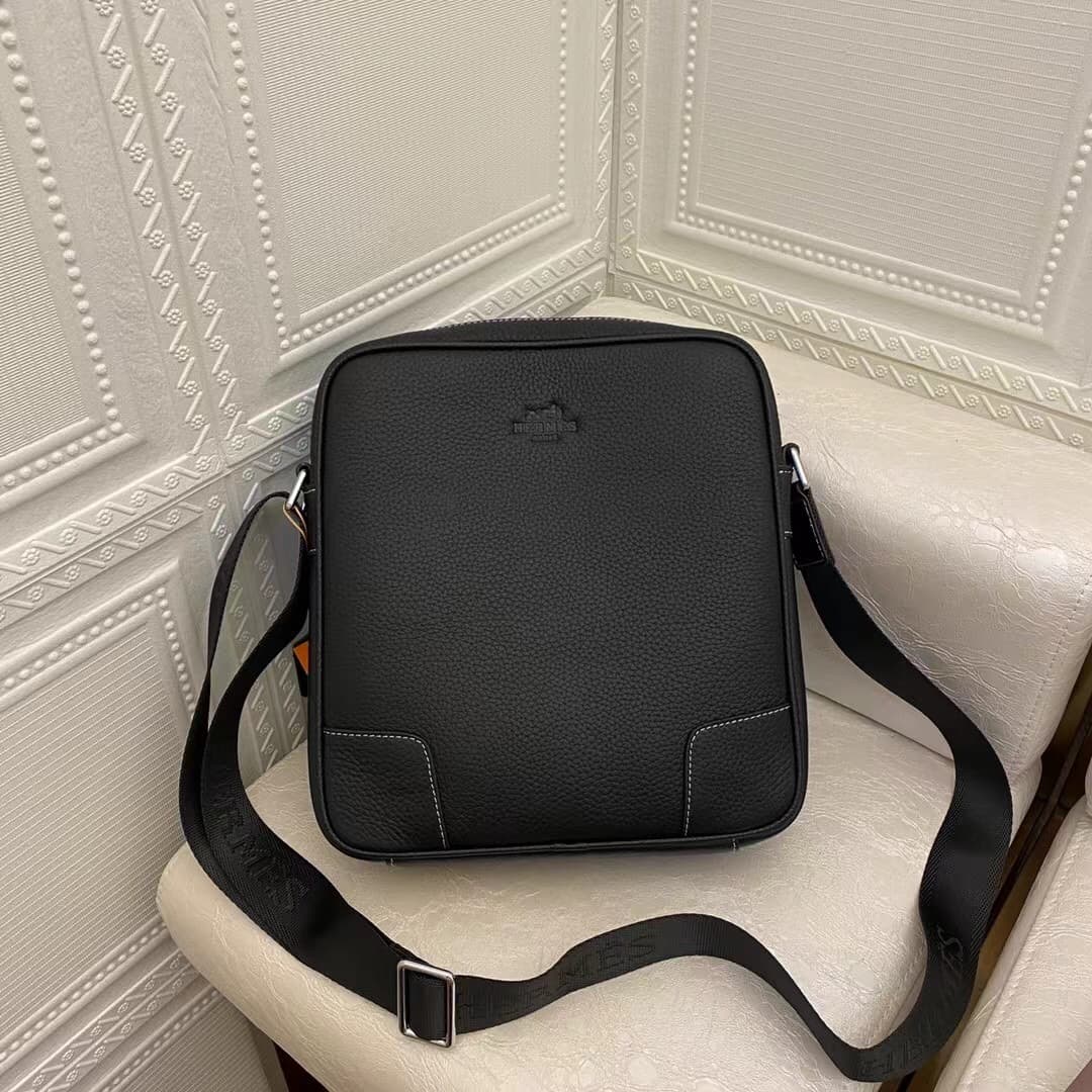 C4942 Hermes – The latest men’s briefcase from Hermes, designed for crossbody use 😄 Made of genuine calfskin leather; the leather is soft and has an excellent feel. It features high-quality hardware zippers and meticulous craftsmanship. It’s a premium pro — image 3