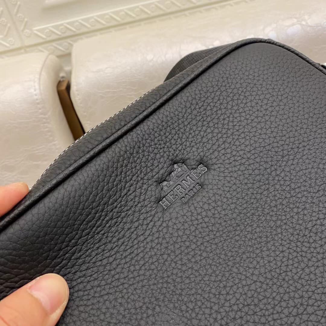 C4942 Hermes – The latest men’s briefcase from Hermes, designed for crossbody use 😄 Made of genuine calfskin leather; the leather is soft and has an excellent feel. It features high-quality hardware zippers and meticulous craftsmanship. It’s a premium pro — image 7