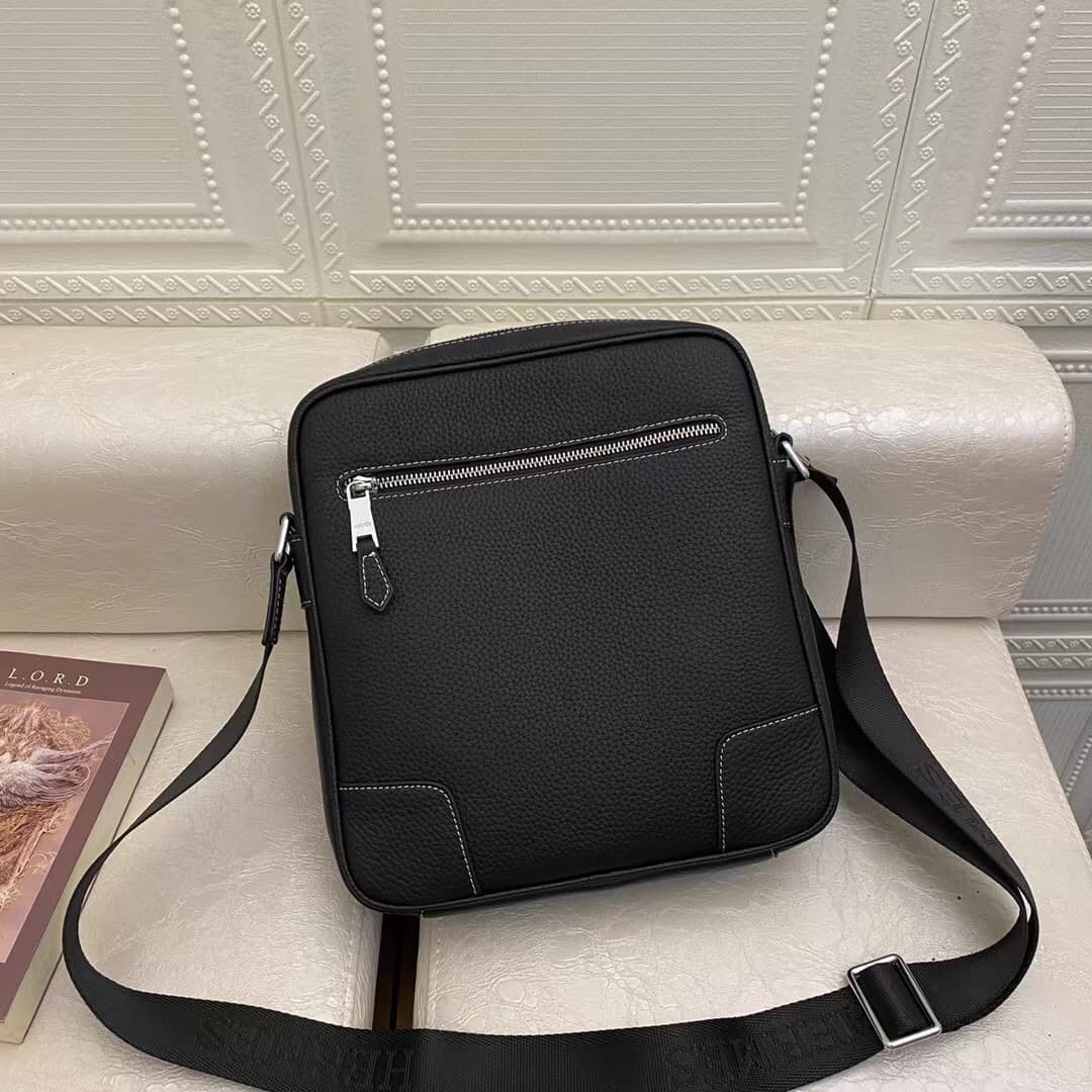 C4942 Hermes – The latest men’s briefcase from Hermes, designed for crossbody use 😄 Made of genuine calfskin leather; the leather is soft and has an excellent feel. It features high-quality hardware zippers and meticulous craftsmanship. It’s a premium pro — image 2