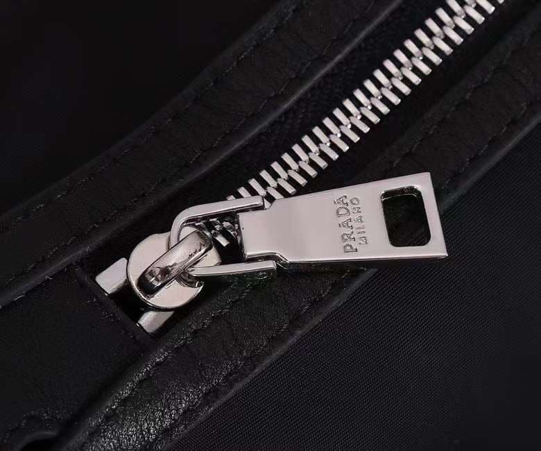 C7020 This is a popular men’s bag from Brand P. Model: 2096. It’s of top quality – made with imported parachute fabric and imported cowhide material, along with high-quality hardware. It’s lightweight and has ample space; it can be used for long distances — image 7