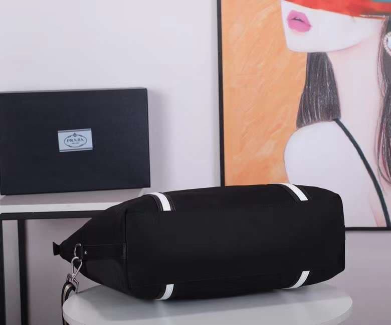 C7020 This is a popular men’s bag from Brand P. Model: 2096. It’s of top quality – made with imported parachute fabric and imported cowhide material, along with high-quality hardware. It’s lightweight and has ample space; it can be used for long distances — image 4