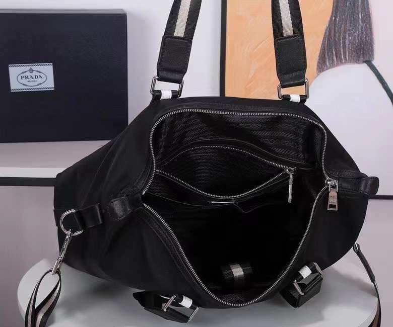C7020 This is a popular men’s bag from Brand P. Model: 2096. It’s of top quality – made with imported parachute fabric and imported cowhide material, along with high-quality hardware. It’s lightweight and has ample space; it can be used for long distances — image 8