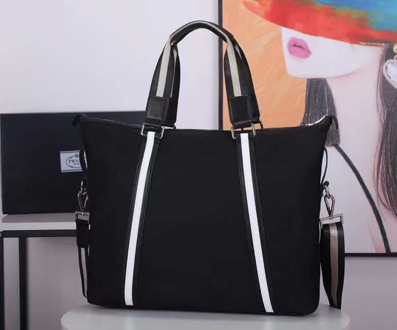C7020 This is a popular men’s bag from Brand P. Model: 2096. It’s of top quality – made with imported parachute fabric and imported cowhide material, along with high-quality hardware. It’s lightweight and has ample space; it can be used for long distances — image 3