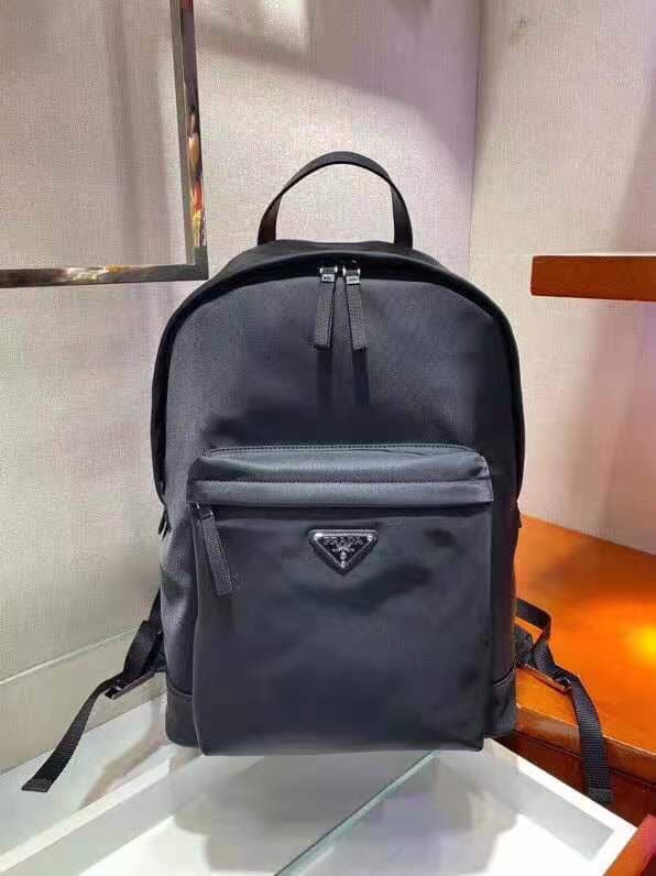 C6986 🎉 New shoulder bag 🎉 2021 – the latest shoulder bag of 2024. Made from imported Saffiano leather and imported nylon material, it features adjustable nylon straps and polished metal accessories. The nylon bag has multiple pockets and a padded back de — image 2