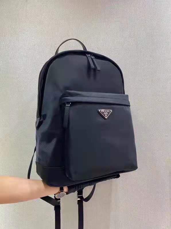C6986 🎉 New shoulder bag 🎉 2021 – the latest shoulder bag of 2024. Made from imported Saffiano leather and imported nylon material, it features adjustable nylon straps and polished metal accessories. The nylon bag has multiple pockets and a padded back de — image 3