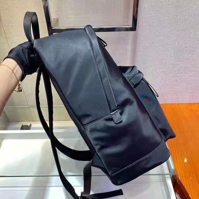 C6986 🎉 New shoulder bag 🎉 2021 – the latest shoulder bag of 2024. Made from imported Saffiano leather and imported nylon material, it features adjustable nylon straps and polished metal accessories. The nylon bag has multiple pockets and a padded back de — image 6