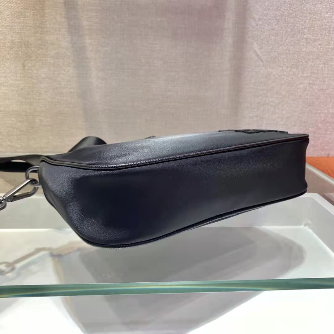 C6929 🎉 Eco-friendly Collection🎉2VH113🎉🎉 This crossbody bag is crafted from innovative recycled nylon material, giving it a sporty look. Exquisite Saffiano leather embellishments, along with stylish knitted nylon and leather straps with detachable pockets — image 5