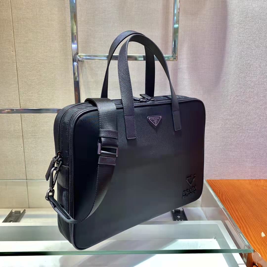 C6927 🎉 Environmental Protection Collection🎉 New 2VE005 briefcase🎉🎉 This reimagined men’s briefcase made of recycled nylon brings a fresh touch to the new season. It features dual handles and detachable shoulder straps, along with a distinctive recycled n — image 3