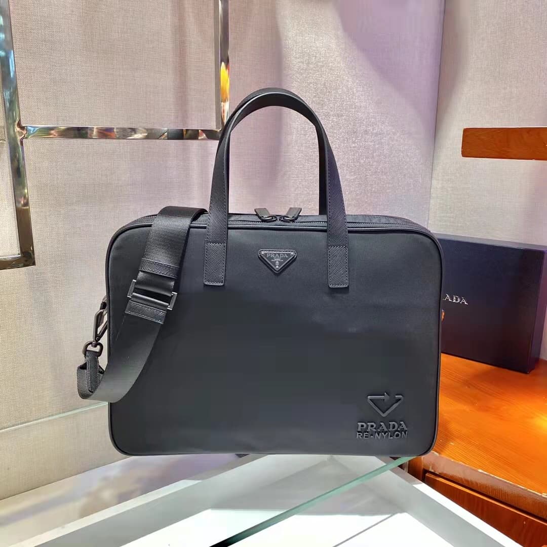 C6927 🎉 Environmental Protection Collection🎉 New 2VE005 briefcase🎉🎉 This reimagined men’s briefcase made of recycled nylon brings a fresh touch to the new season. It features dual handles and detachable shoulder straps, along with a distinctive recycled n — image 2