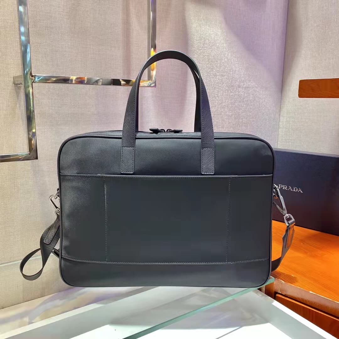 C6927 🎉 Environmental Protection Collection🎉 New 2VE005 briefcase🎉🎉 This reimagined men’s briefcase made of recycled nylon brings a fresh touch to the new season. It features dual handles and detachable shoulder straps, along with a distinctive recycled n — image 4
