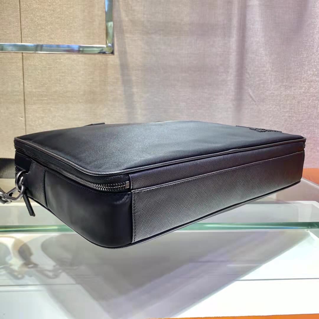 C6927 🎉 Environmental Protection Collection🎉 New 2VE005 briefcase🎉🎉 This reimagined men’s briefcase made of recycled nylon brings a fresh touch to the new season. It features dual handles and detachable shoulder straps, along with a distinctive recycled n — image 5