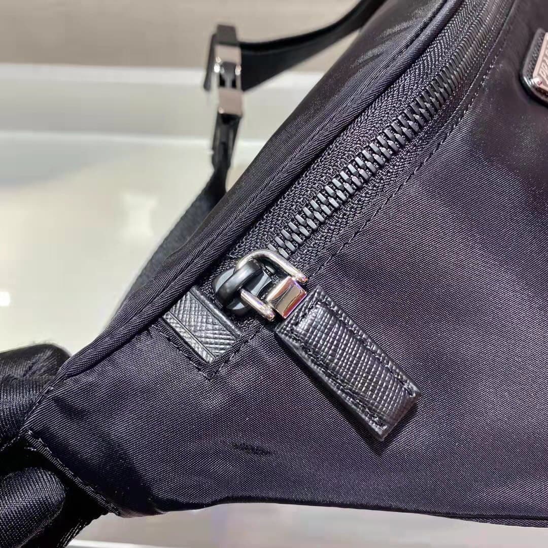 C6983 🎉 Upgraded waist bag/breast bag 🎉 With the label 2VL033 🎉 This waist bag is not only practical, but also enhances the overall design. The larger size features an eco-friendly label, which further highlights the uniqueness of the bag. It allows the b — image 7