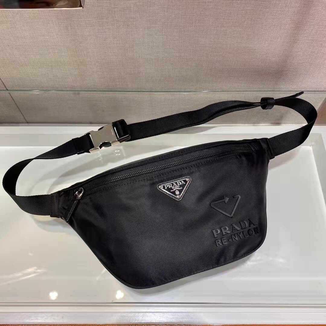 C6983 🎉 Upgraded waist bag/breast bag 🎉 With the label 2VL033 🎉 This waist bag is not only practical, but also enhances the overall design. The larger size features an eco-friendly label, which further highlights the uniqueness of the bag. It allows the b — image 1