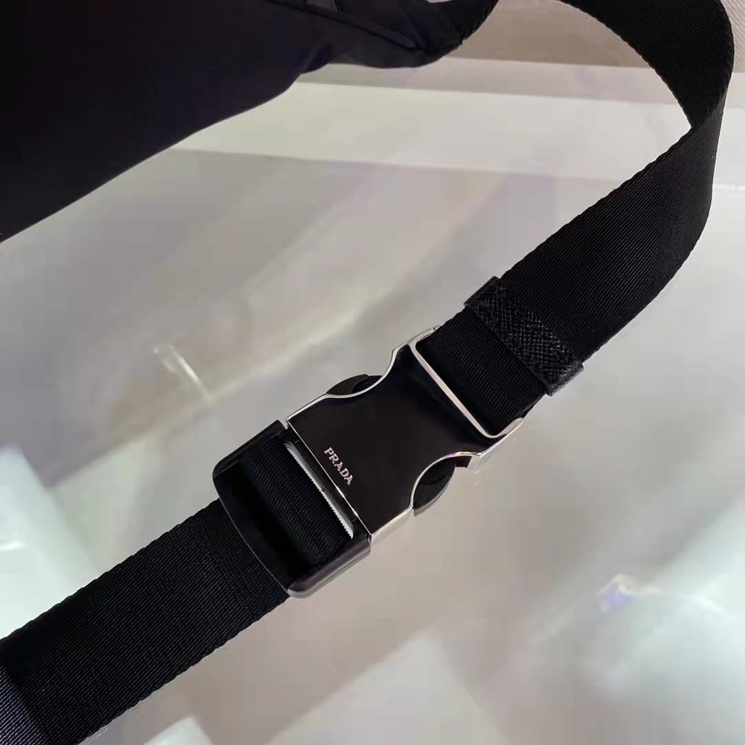 C6983 🎉 Upgraded waist bag/breast bag 🎉 With the label 2VL033 🎉 This waist bag is not only practical, but also enhances the overall design. The larger size features an eco-friendly label, which further highlights the uniqueness of the bag. It allows the b — image 6
