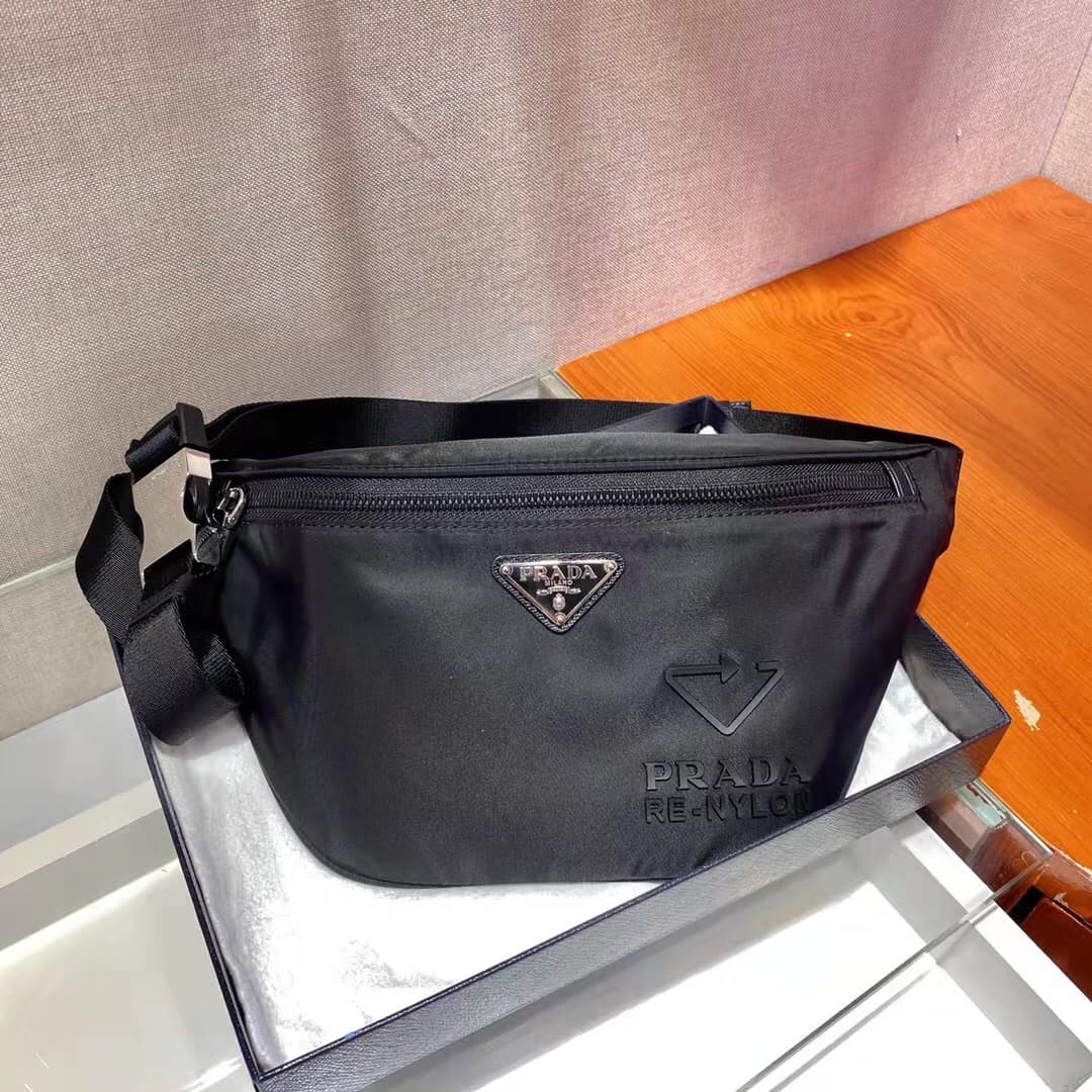 C6983 🎉 Upgraded waist bag/breast bag 🎉 With the label 2VL033 🎉 This waist bag is not only practical, but also enhances the overall design. The larger size features an eco-friendly label, which further highlights the uniqueness of the bag. It allows the b — image 3