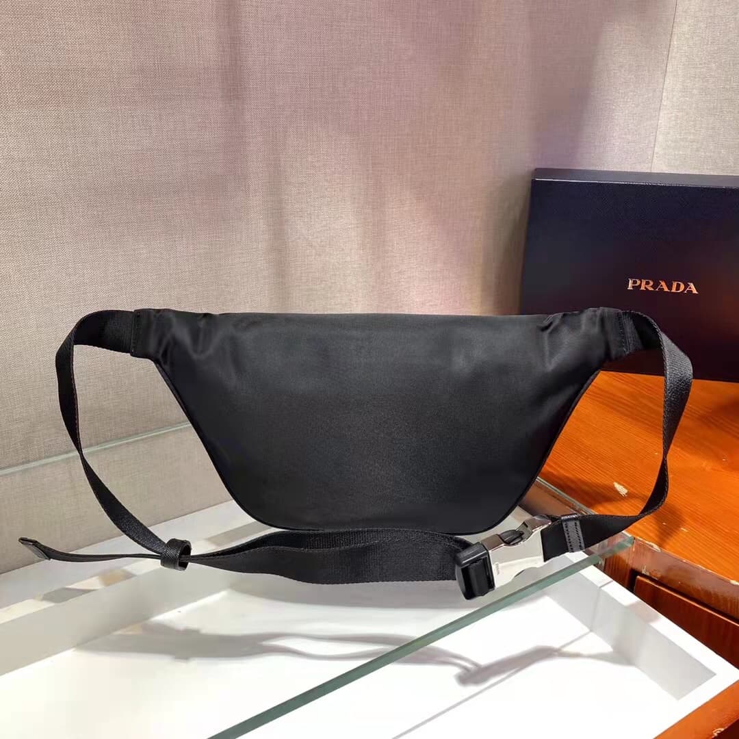 C6983 🎉 Upgraded waist bag/breast bag 🎉 With the label 2VL033 🎉 This waist bag is not only practical, but also enhances the overall design. The larger size features an eco-friendly label, which further highlights the uniqueness of the bag. It allows the b — image 4
