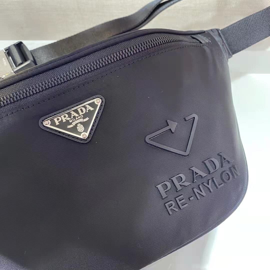 C6983 🎉 Upgraded waist bag/breast bag 🎉 With the label 2VL033 🎉 This waist bag is not only practical, but also enhances the overall design. The larger size features an eco-friendly label, which further highlights the uniqueness of the bag. It allows the b — image 8