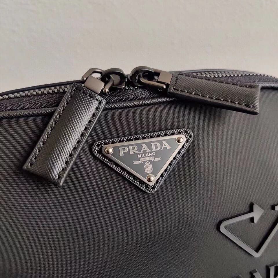 C6931 The latest model 2VH070 has arrived at P’s store 🎁🎁 The iconic Prada men’s handbag is reimagined in this new collection. Made from recycled nylon and Saffiano leather, it features simple lines and a distinctive structure. The handbag comes with a st — image 5