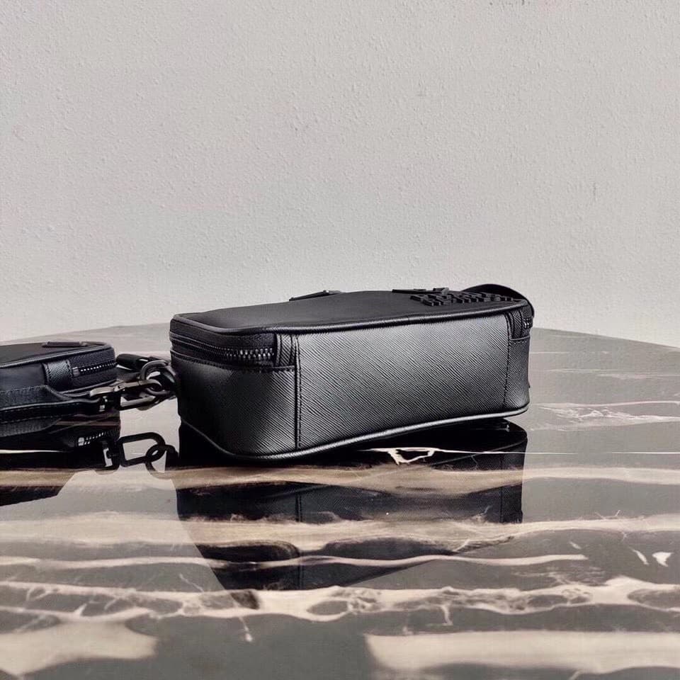 C6931 The latest model 2VH070 has arrived at P’s store 🎁🎁 The iconic Prada men’s handbag is reimagined in this new collection. Made from recycled nylon and Saffiano leather, it features simple lines and a distinctive structure. The handbag comes with a st — image 4