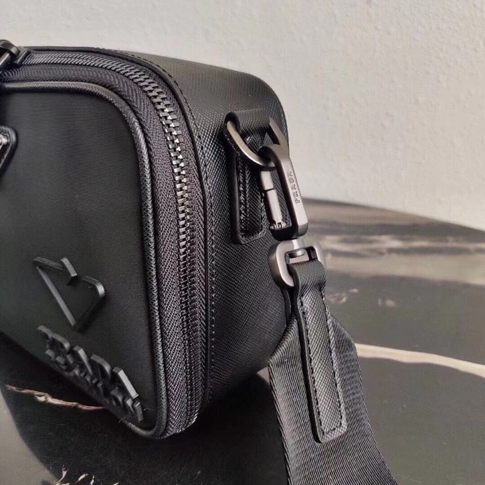 C6931 The latest model 2VH070 has arrived at P’s store 🎁🎁 The iconic Prada men’s handbag is reimagined in this new collection. Made from recycled nylon and Saffiano leather, it features simple lines and a distinctive structure. The handbag comes with a st — image 7