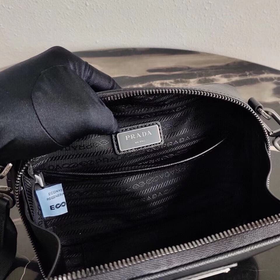 C6931 The latest model 2VH070 has arrived at P’s store 🎁🎁 The iconic Prada men’s handbag is reimagined in this new collection. Made from recycled nylon and Saffiano leather, it features simple lines and a distinctive structure. The handbag comes with a st — image 8