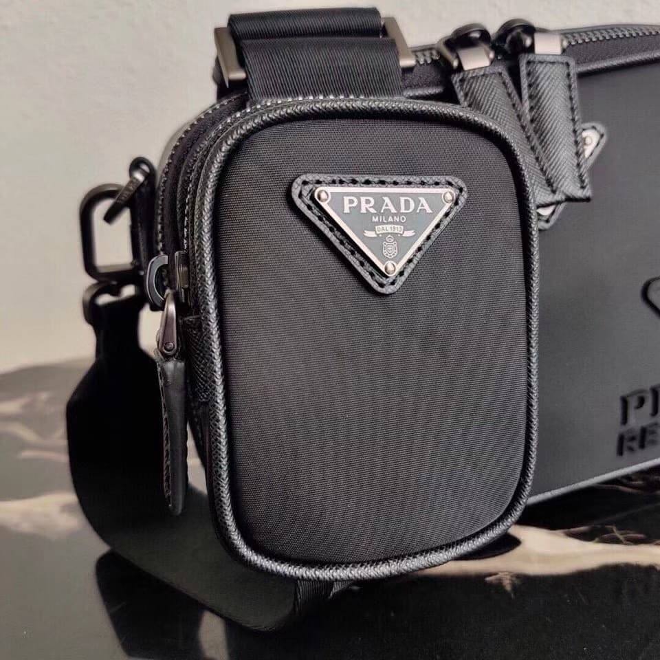 C6931 The latest model 2VH070 has arrived at P’s store 🎁🎁 The iconic Prada men’s handbag is reimagined in this new collection. Made from recycled nylon and Saffiano leather, it features simple lines and a distinctive structure. The handbag comes with a st — image 6