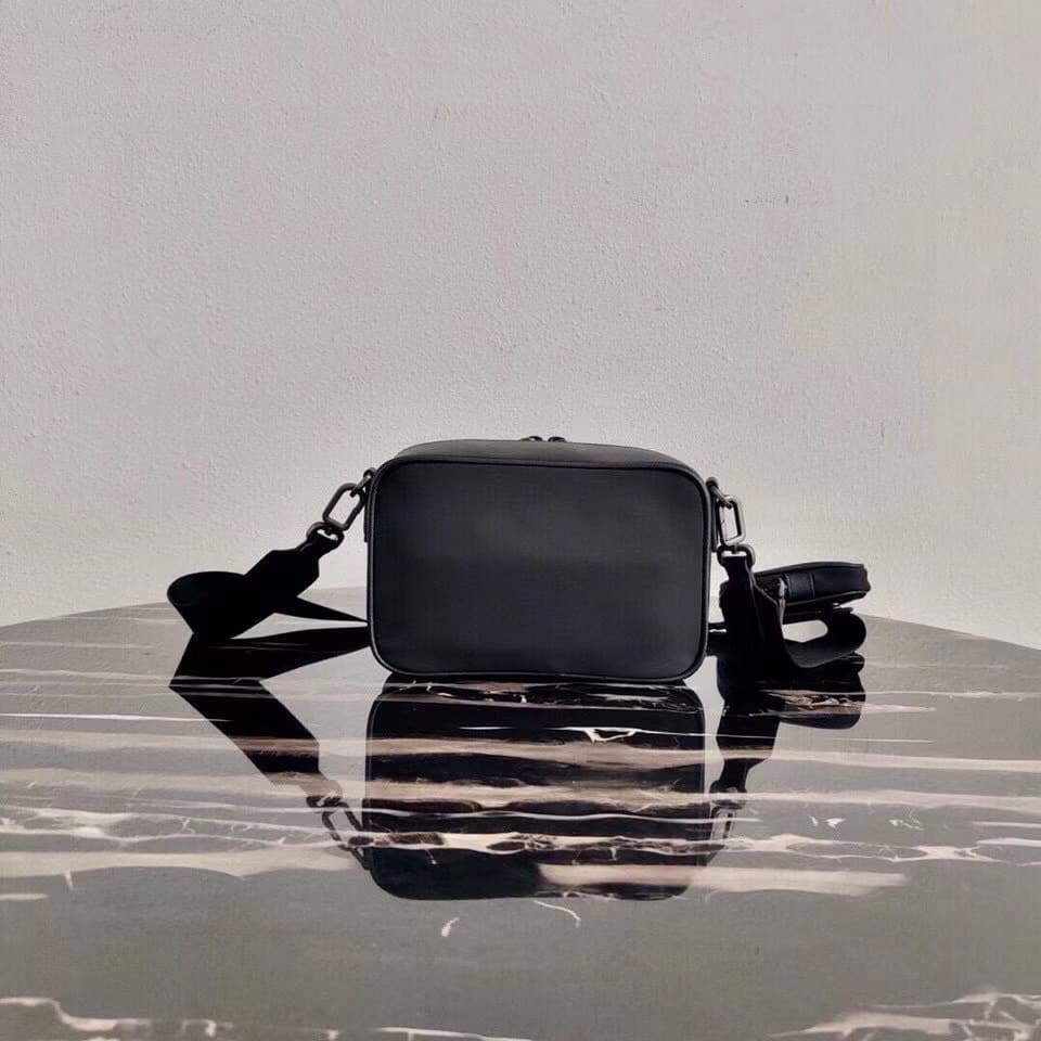 C6931 The latest model 2VH070 has arrived at P’s store 🎁🎁 The iconic Prada men’s handbag is reimagined in this new collection. Made from recycled nylon and Saffiano leather, it features simple lines and a distinctive structure. The handbag comes with a st — image 3