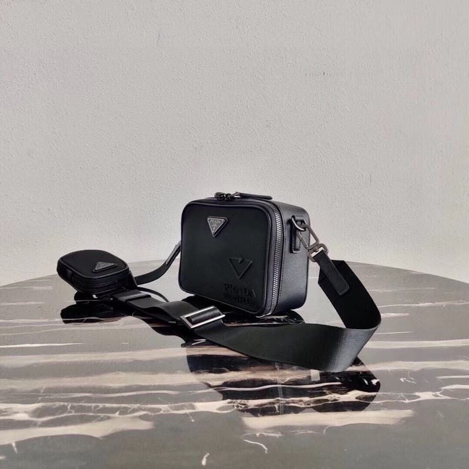 C6931 The latest model 2VH070 has arrived at P’s store 🎁🎁 The iconic Prada men’s handbag is reimagined in this new collection. Made from recycled nylon and Saffiano leather, it features simple lines and a distinctive structure. The handbag comes with a st — image 2