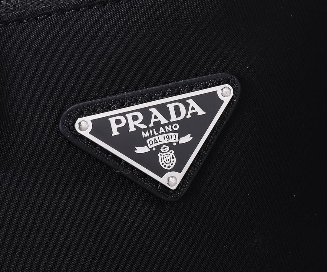 C6968 Top-quality original items… The travel season is here again! Grab your travel bag quickly! The 2VC796 travel bag has a huge capacity[smile][smile] The quality has been upgraded👉 Top-quality materials… Custom black titanium zippers with platinum-poli — image 4